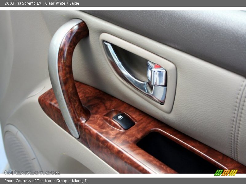 Clear White / Beige 2003 Kia Sorento EX