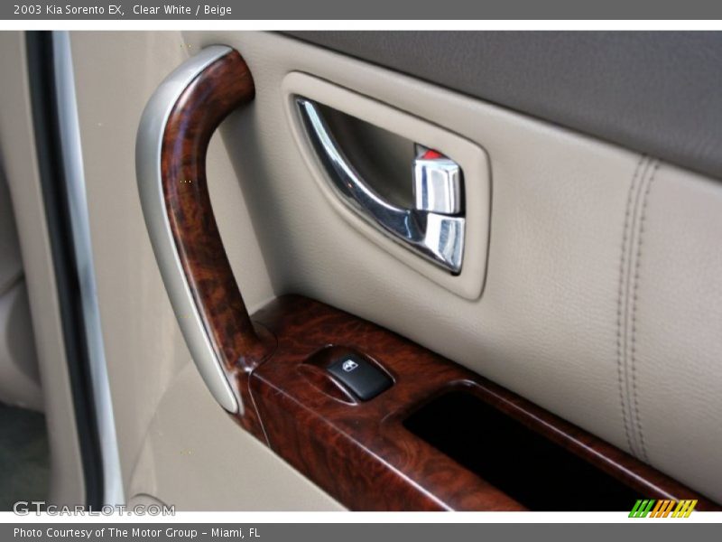 Clear White / Beige 2003 Kia Sorento EX