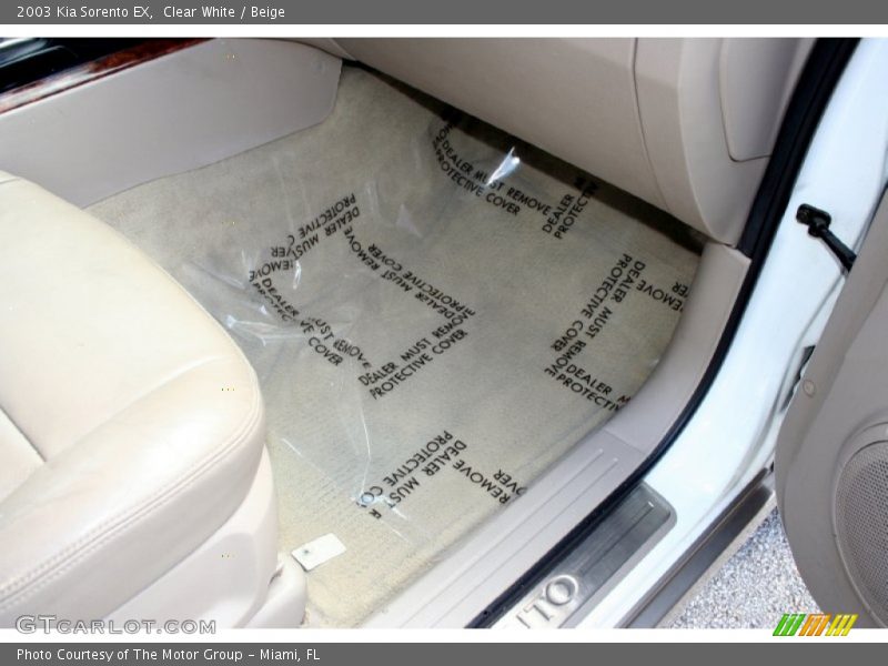 Clear White / Beige 2003 Kia Sorento EX