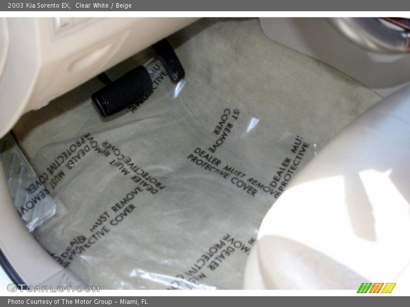 Clear White / Beige 2003 Kia Sorento EX