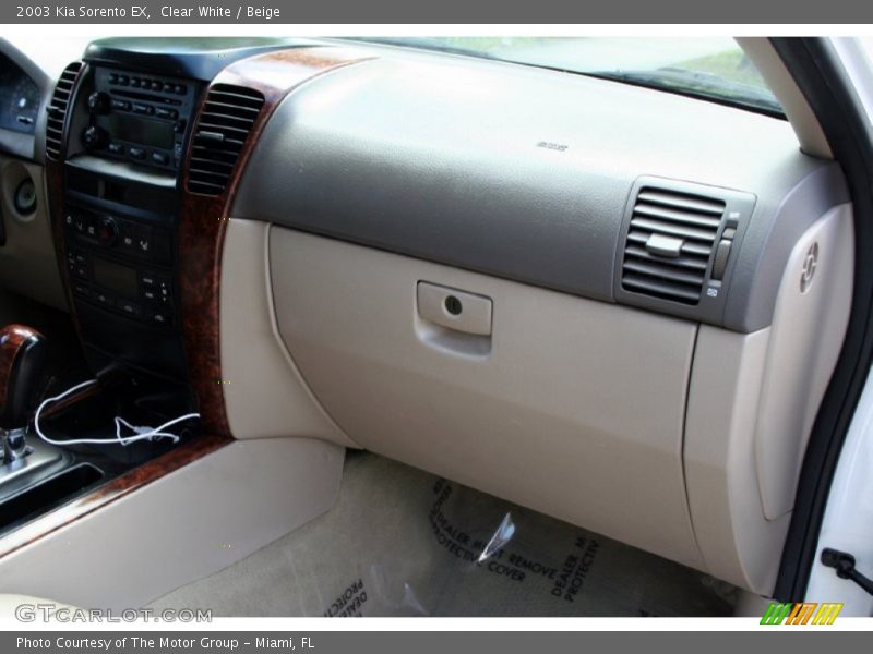 Clear White / Beige 2003 Kia Sorento EX