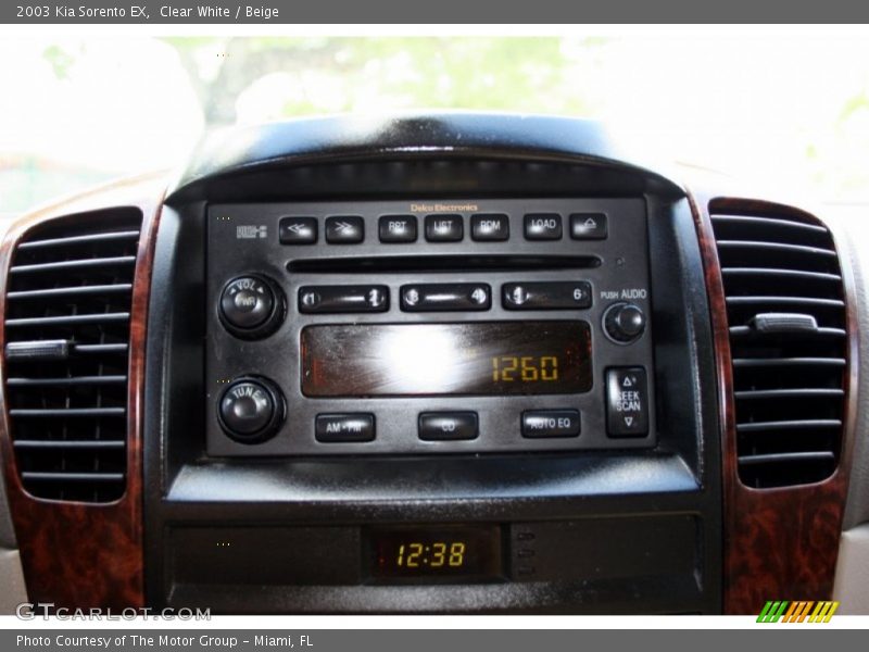 Clear White / Beige 2003 Kia Sorento EX