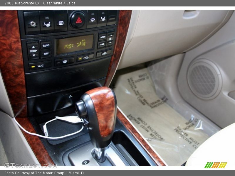 Clear White / Beige 2003 Kia Sorento EX
