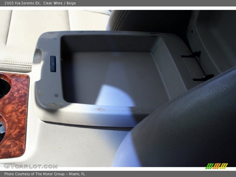 Clear White / Beige 2003 Kia Sorento EX