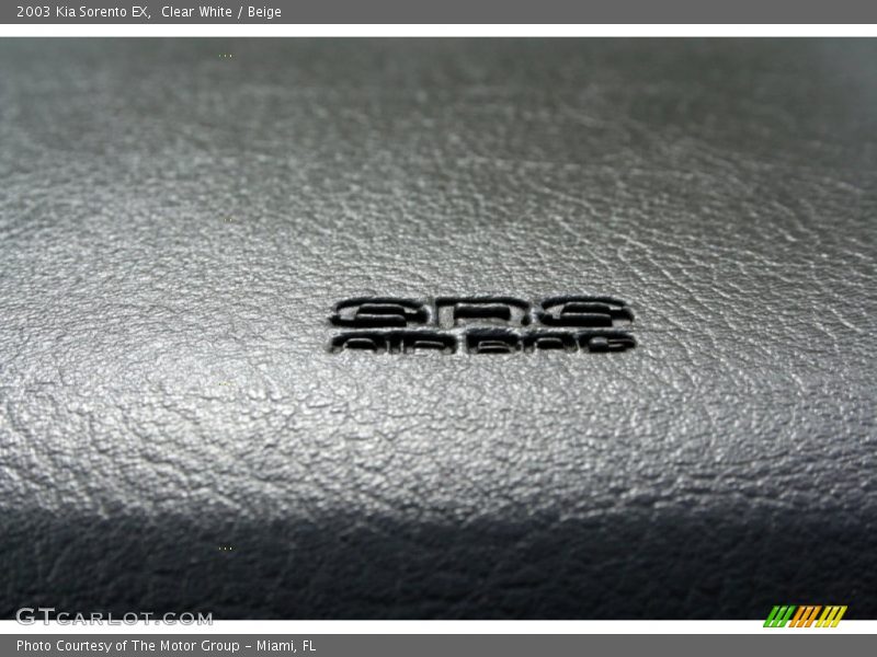 Clear White / Beige 2003 Kia Sorento EX