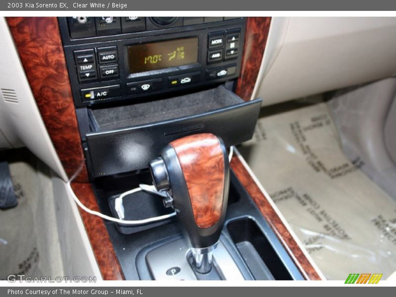 Clear White / Beige 2003 Kia Sorento EX