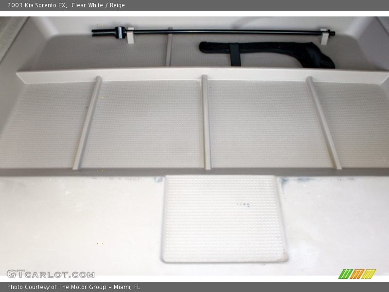 Clear White / Beige 2003 Kia Sorento EX