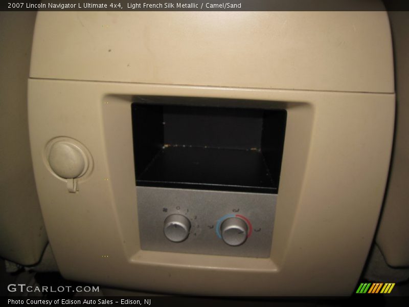 Light French Silk Metallic / Camel/Sand 2007 Lincoln Navigator L Ultimate 4x4