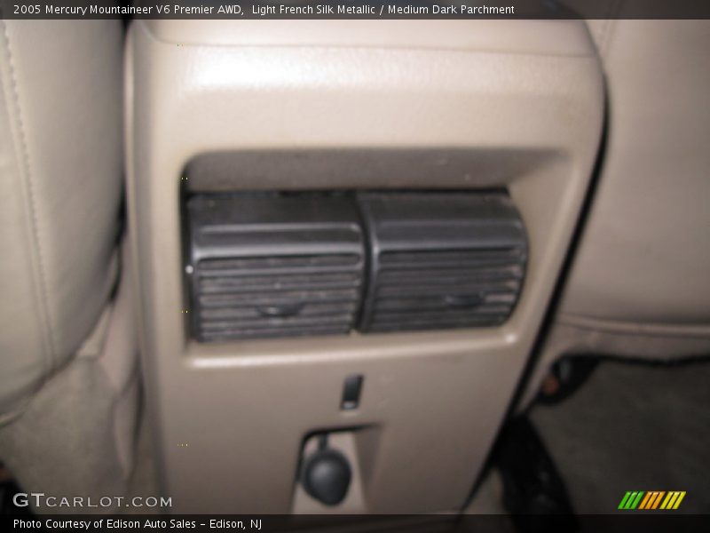 Light French Silk Metallic / Medium Dark Parchment 2005 Mercury Mountaineer V6 Premier AWD