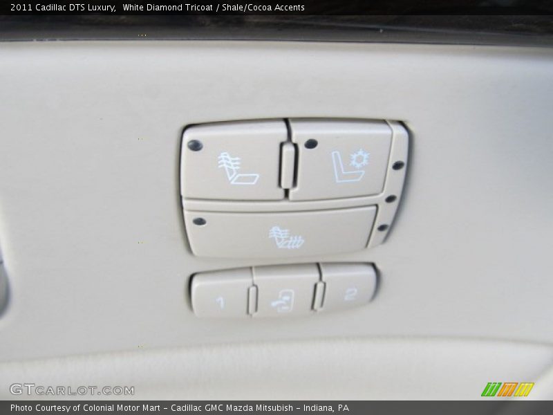 White Diamond Tricoat / Shale/Cocoa Accents 2011 Cadillac DTS Luxury