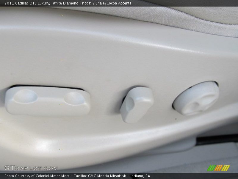 White Diamond Tricoat / Shale/Cocoa Accents 2011 Cadillac DTS Luxury