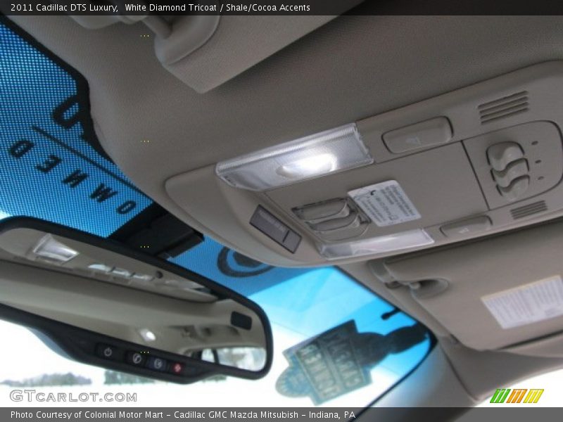 White Diamond Tricoat / Shale/Cocoa Accents 2011 Cadillac DTS Luxury