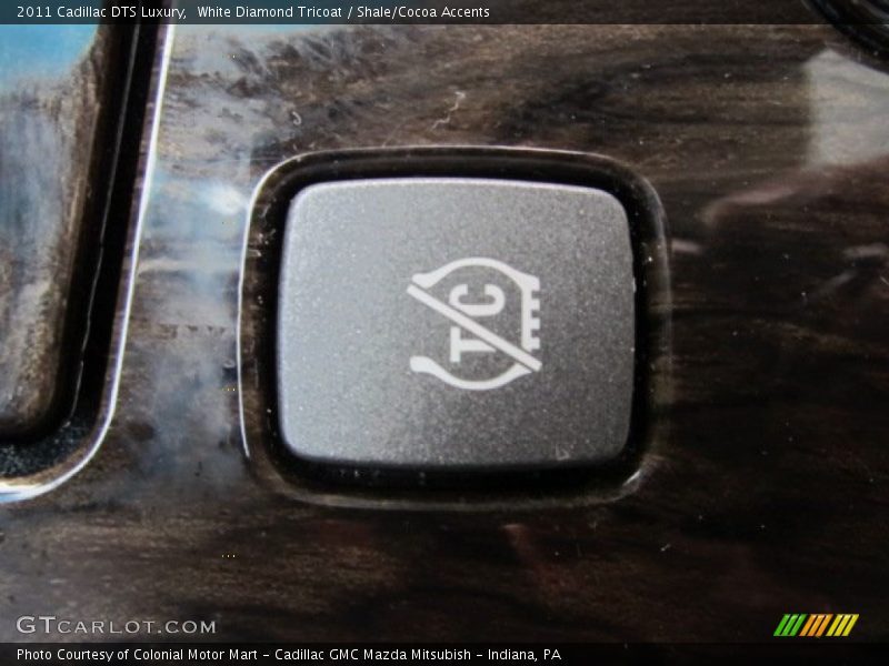 White Diamond Tricoat / Shale/Cocoa Accents 2011 Cadillac DTS Luxury
