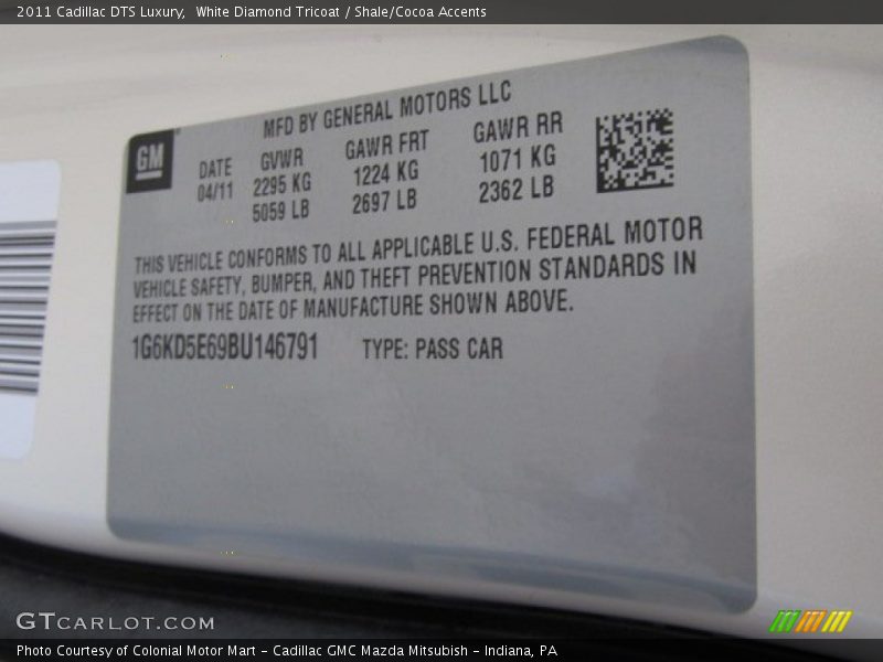 White Diamond Tricoat / Shale/Cocoa Accents 2011 Cadillac DTS Luxury