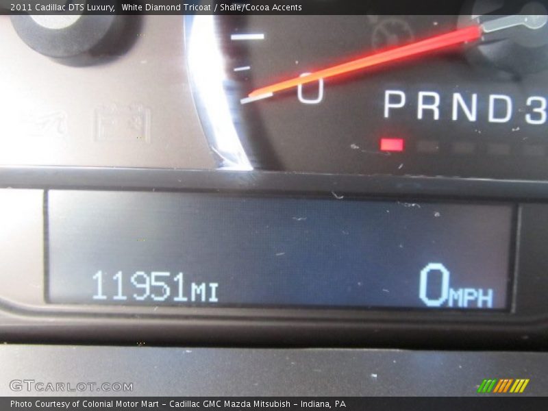 White Diamond Tricoat / Shale/Cocoa Accents 2011 Cadillac DTS Luxury