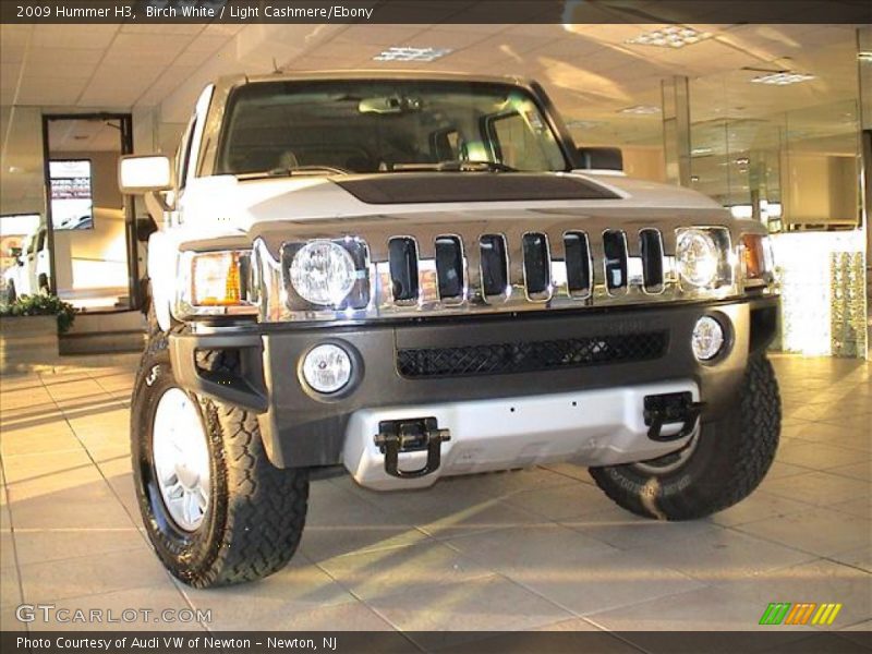 Birch White / Light Cashmere/Ebony 2009 Hummer H3