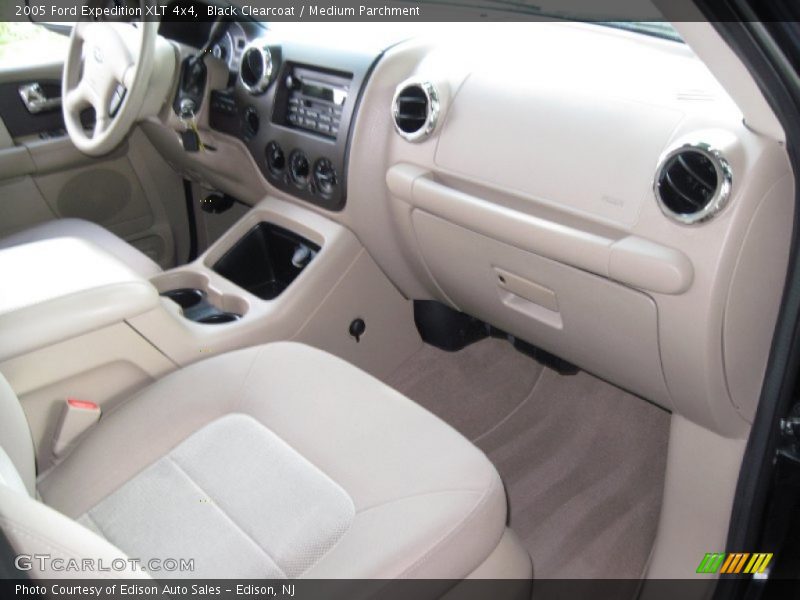 Black Clearcoat / Medium Parchment 2005 Ford Expedition XLT 4x4