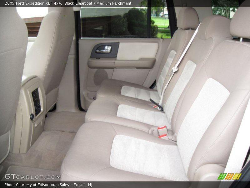 Black Clearcoat / Medium Parchment 2005 Ford Expedition XLT 4x4