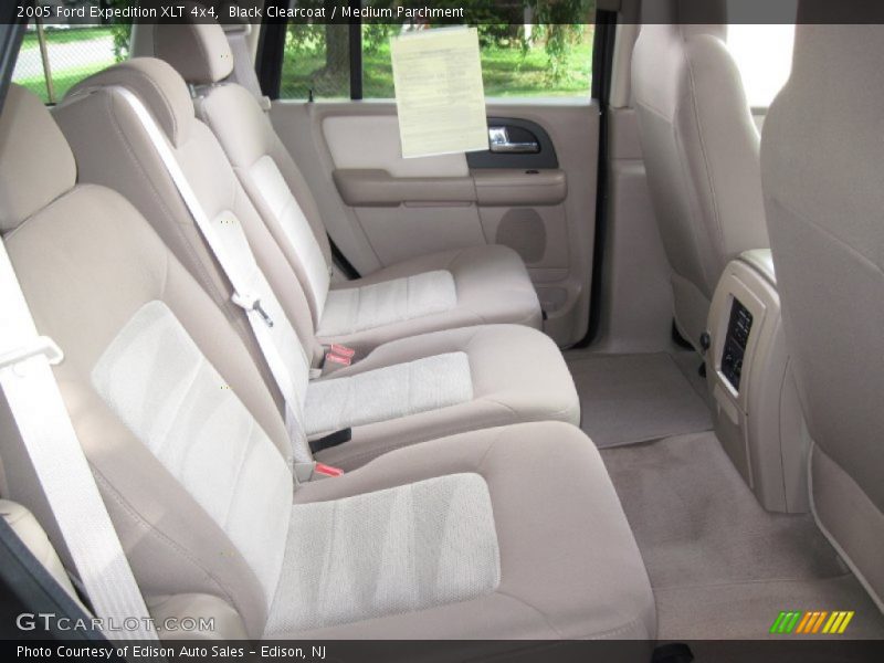 Black Clearcoat / Medium Parchment 2005 Ford Expedition XLT 4x4