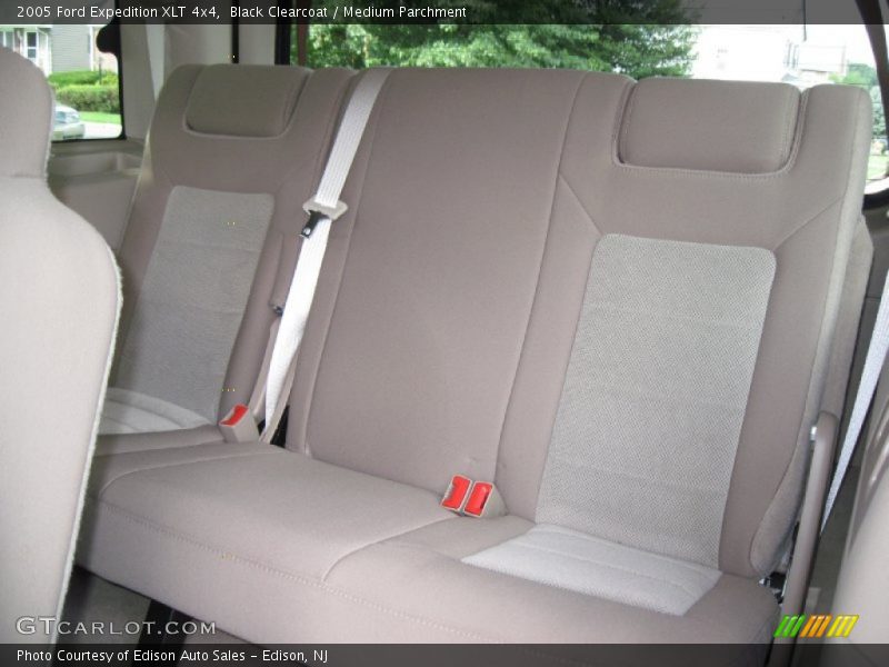 Black Clearcoat / Medium Parchment 2005 Ford Expedition XLT 4x4