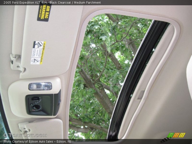 Black Clearcoat / Medium Parchment 2005 Ford Expedition XLT 4x4