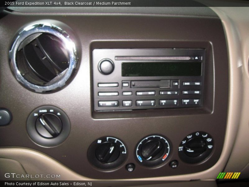 Black Clearcoat / Medium Parchment 2005 Ford Expedition XLT 4x4