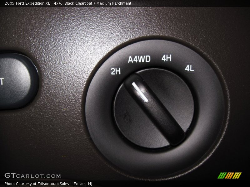 Black Clearcoat / Medium Parchment 2005 Ford Expedition XLT 4x4