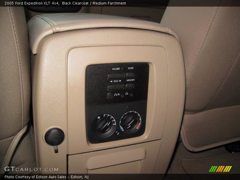Black Clearcoat / Medium Parchment 2005 Ford Expedition XLT 4x4