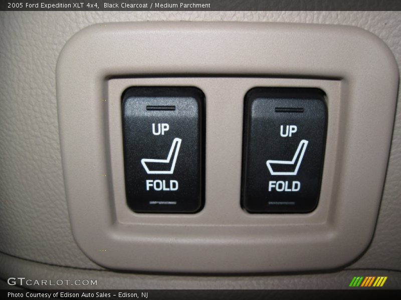 Black Clearcoat / Medium Parchment 2005 Ford Expedition XLT 4x4