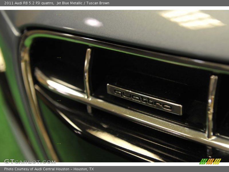  2011 R8 5.2 FSI quattro Logo