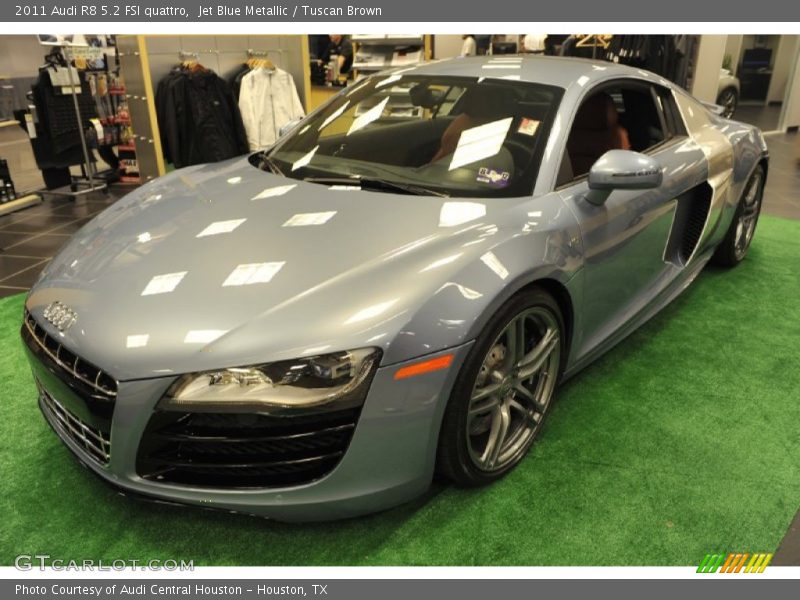 Front 3/4 View of 2011 R8 5.2 FSI quattro