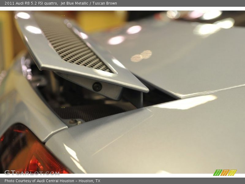 Extended rear spoiler - 2011 Audi R8 5.2 FSI quattro