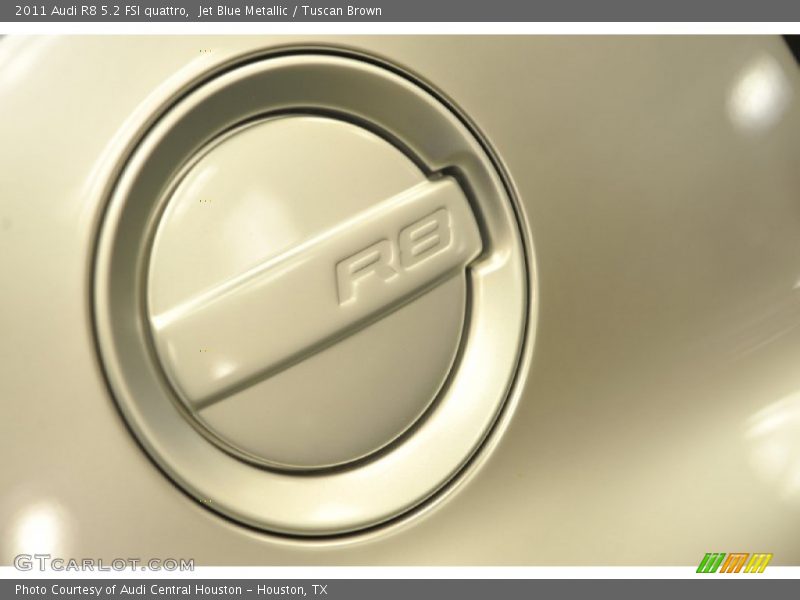  2011 R8 5.2 FSI quattro Logo