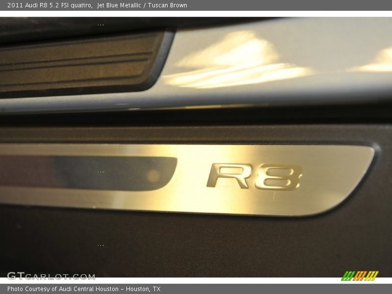  2011 R8 5.2 FSI quattro Logo