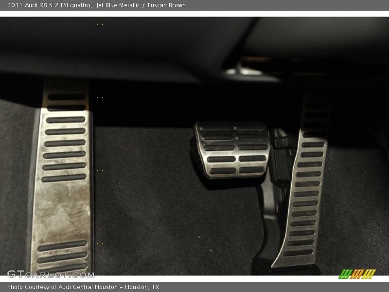 Controls of 2011 R8 5.2 FSI quattro