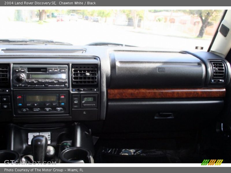 Chawton White / Black 2004 Land Rover Discovery SE