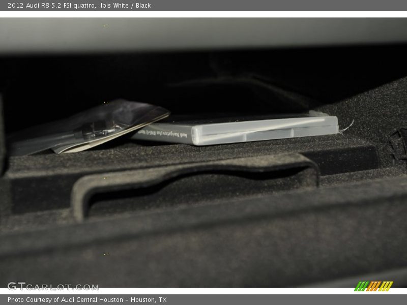 Ibis White / Black 2012 Audi R8 5.2 FSI quattro