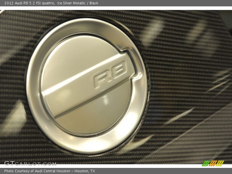  2012 R8 5.2 FSI quattro Logo