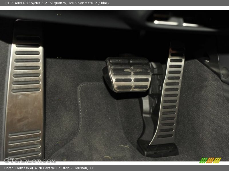 Controls of 2012 R8 Spyder 5.2 FSI quattro