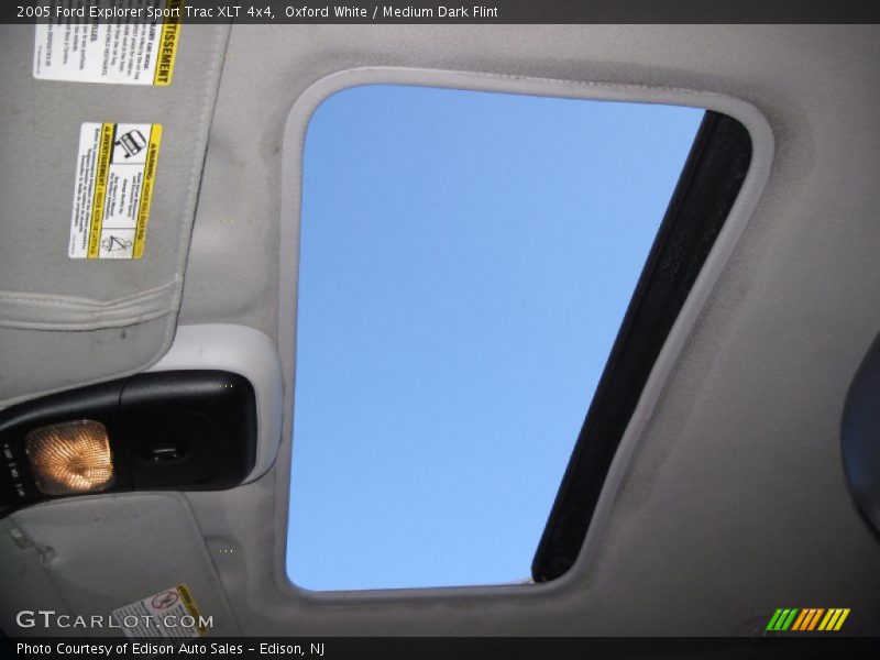 Oxford White / Medium Dark Flint 2005 Ford Explorer Sport Trac XLT 4x4