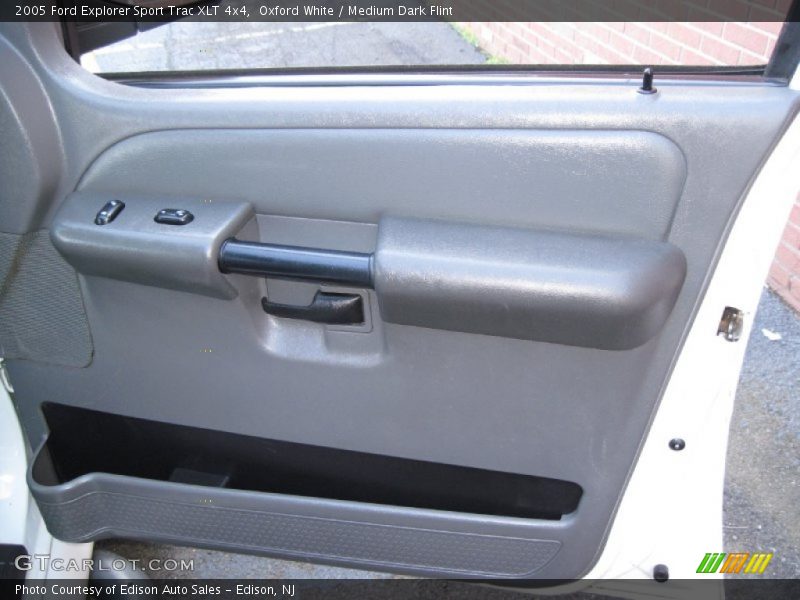 Oxford White / Medium Dark Flint 2005 Ford Explorer Sport Trac XLT 4x4