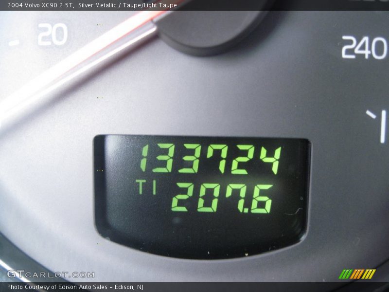 Silver Metallic / Taupe/Light Taupe 2004 Volvo XC90 2.5T