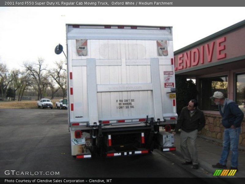 Oxford White / Medium Parchment 2001 Ford F550 Super Duty XL Regular Cab Moving Truck