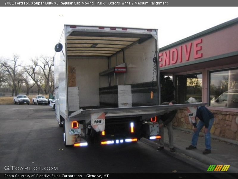 Oxford White / Medium Parchment 2001 Ford F550 Super Duty XL Regular Cab Moving Truck