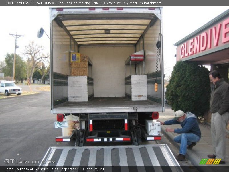 Oxford White / Medium Parchment 2001 Ford F550 Super Duty XL Regular Cab Moving Truck