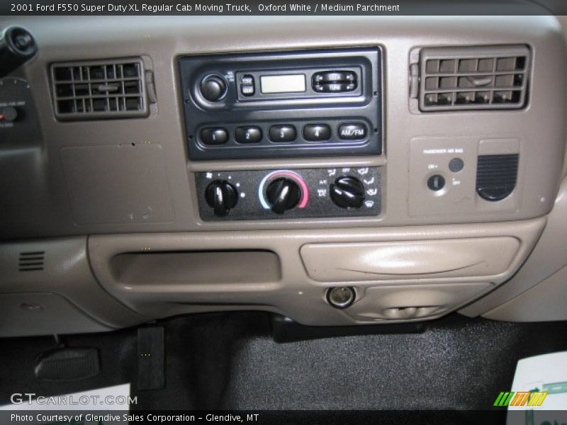Oxford White / Medium Parchment 2001 Ford F550 Super Duty XL Regular Cab Moving Truck