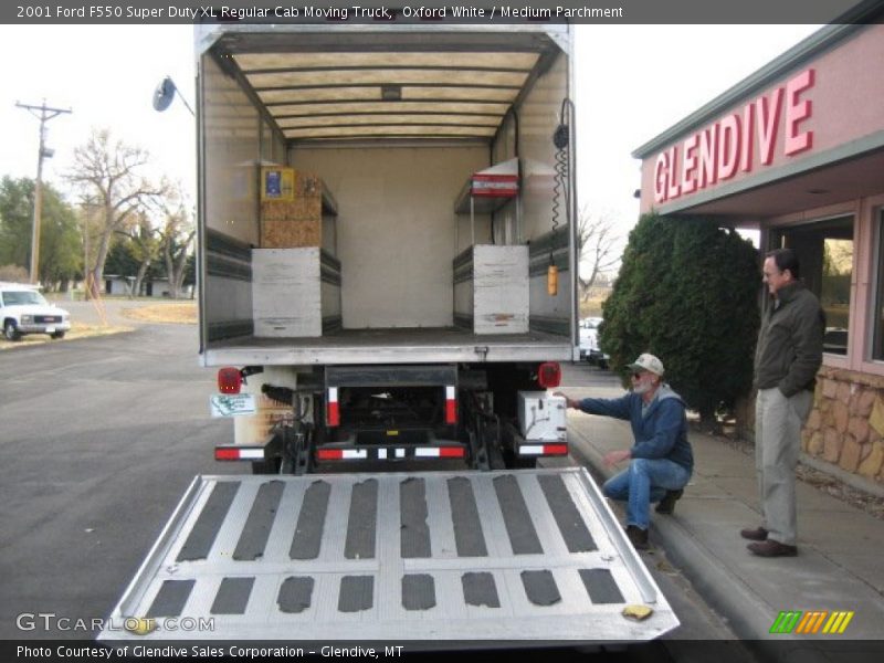Oxford White / Medium Parchment 2001 Ford F550 Super Duty XL Regular Cab Moving Truck
