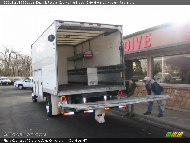 Oxford White / Medium Parchment 2001 Ford F550 Super Duty XL Regular Cab Moving Truck