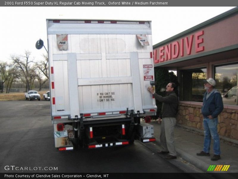 Oxford White / Medium Parchment 2001 Ford F550 Super Duty XL Regular Cab Moving Truck