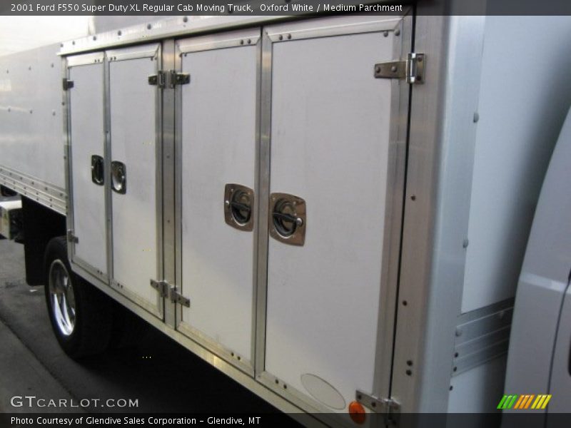 Oxford White / Medium Parchment 2001 Ford F550 Super Duty XL Regular Cab Moving Truck